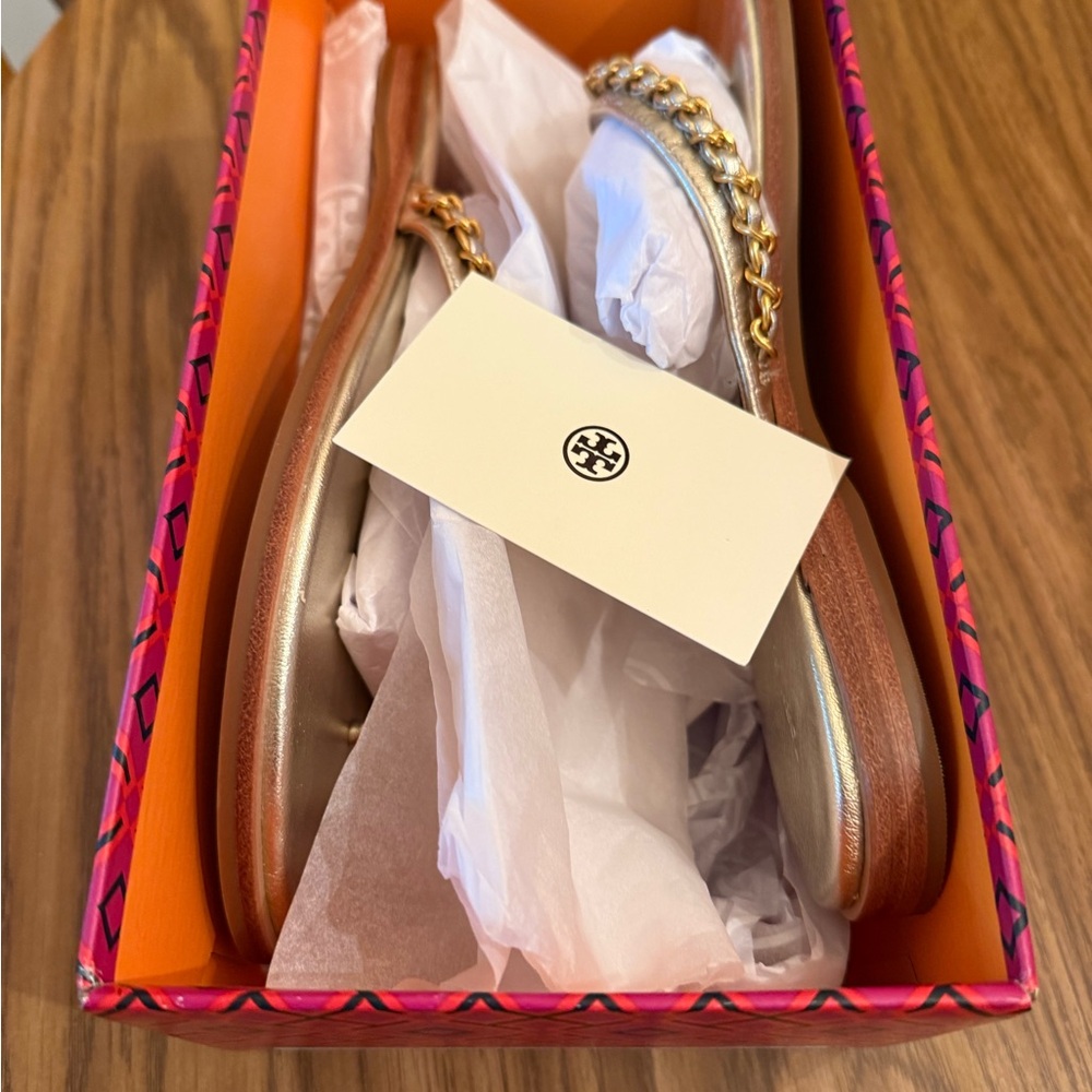 Tory Burch Everly Chain Thong Retro Metallic. White gold.  NEW IN BOX.